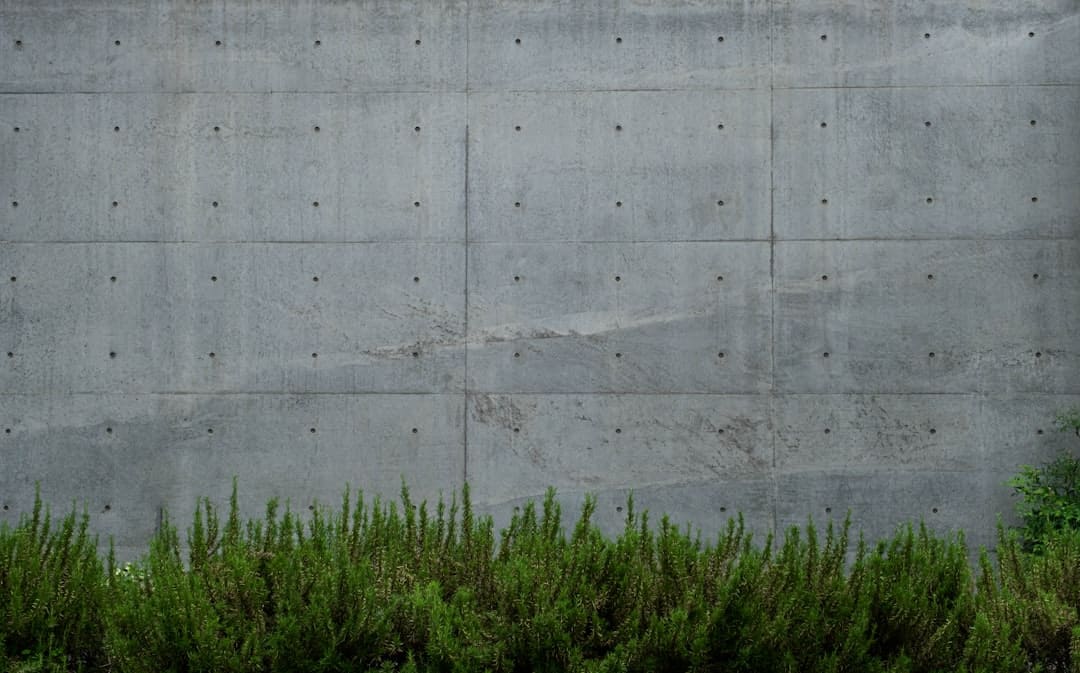 Concrete retaining wall construction